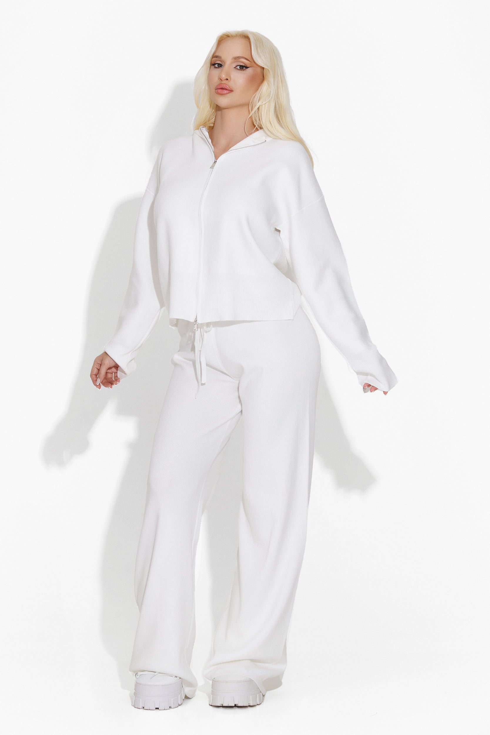 Complete casual white outfit Jamea Bogas